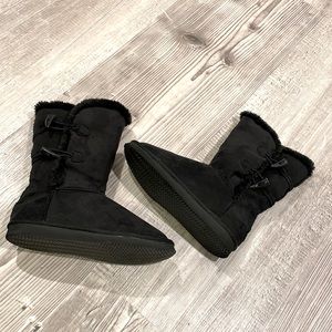 Black suede boots with fur lining